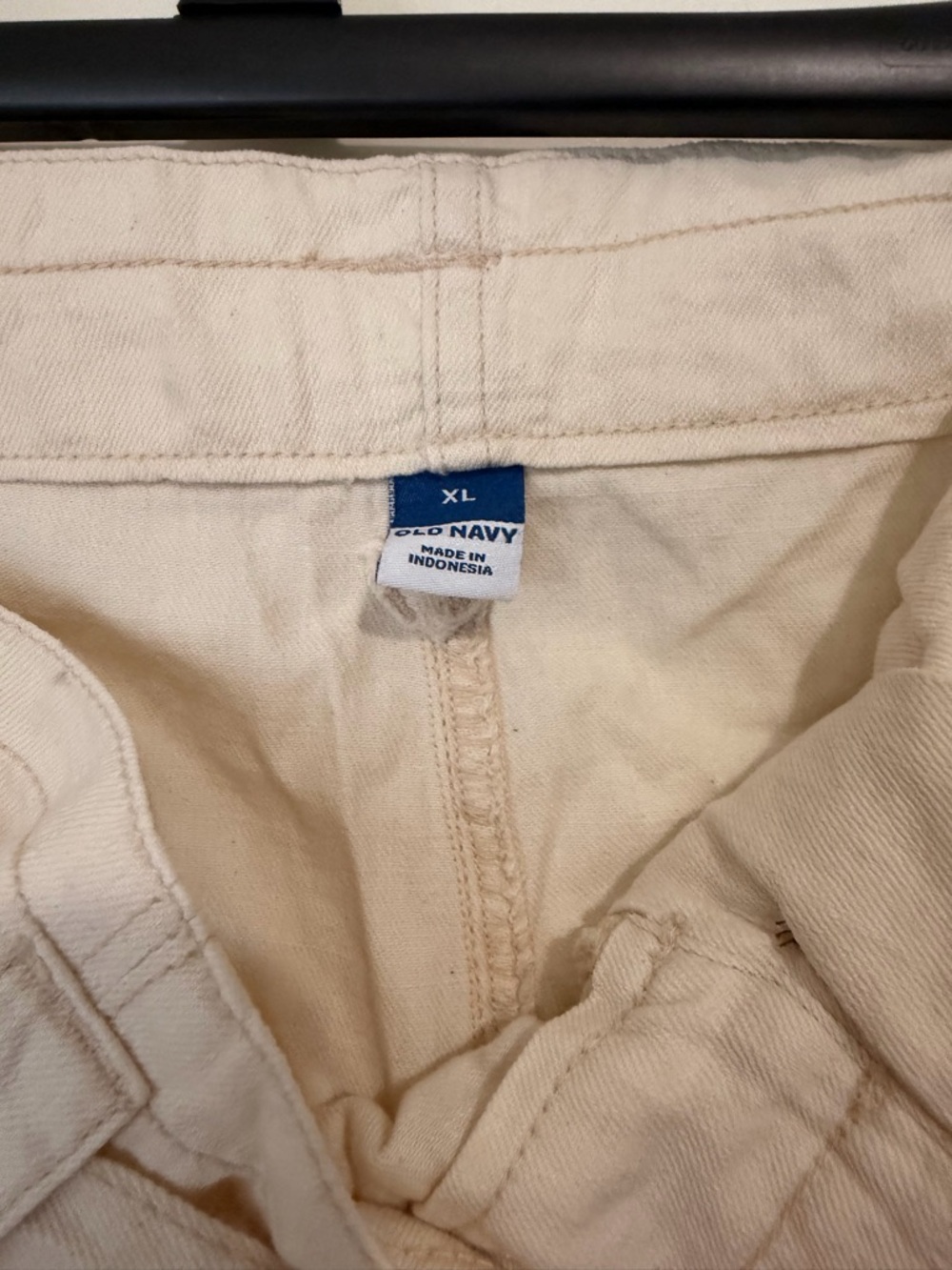 Old Navy Cream Tie-Waist Cargo Shorts with Front Pockets - Picture 4 of 5